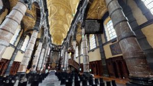 intérieur d'une église avec tags