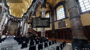 intérieur d'une église avec tags